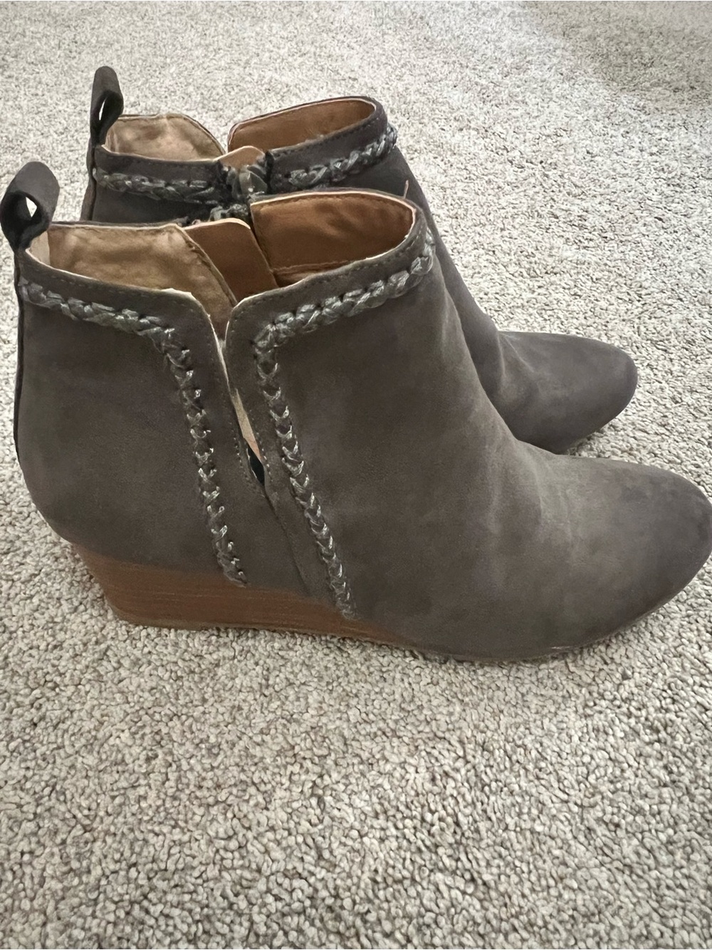 DV8 Dolce Vita Women’s Dark Gray Blythe Whipstitch Wedge Booties Fall size 7